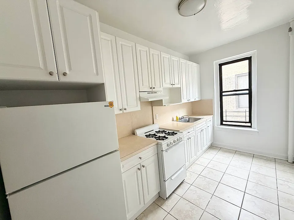 910 Thieriot Ave Bronx, NY 10473 - Image 1
